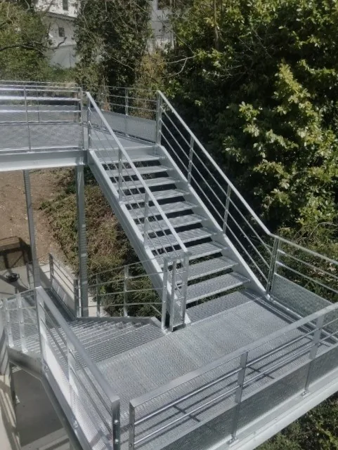 escalier extérieur avec marches en caillebotis galvanisé