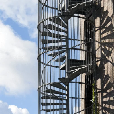 référence réalisation escalier de secours jk protect entièrement sécurisé avec sa cage barreaudée