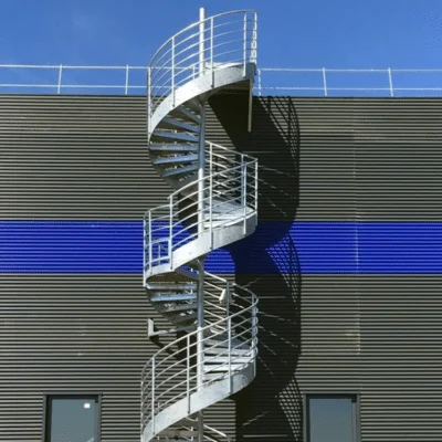 référence réalisation escalier en colimaçon permettant d-accèder au toit de ce bâtiment du secteur industriel