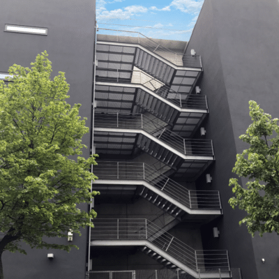 référence réalisation escalier multi volées reliant 2 bâtiments industriels