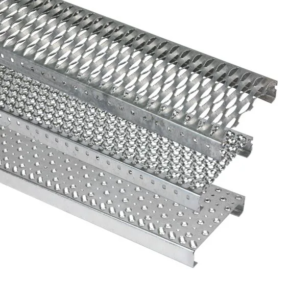 grilles de sécurité crantées et perforées en acier galvanisé