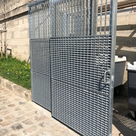 illustration utilisation caillebotis mobiliers urbains habillage pour local poubelle en caillebotis à lames inclinées