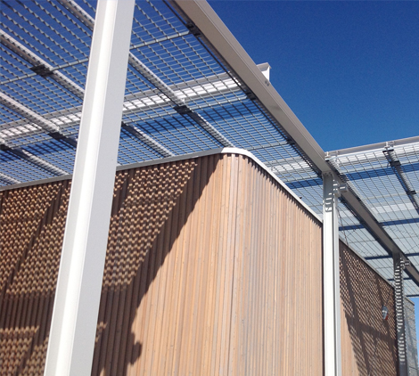 réalisation d'une partie de toit avec brise soleil en lames inclinées architecture moderne