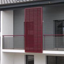 référence réalisation brise vue thermolaqué rouge en caillebotis à lames inclinées et remplissage de garde corps en caillebotis pressé