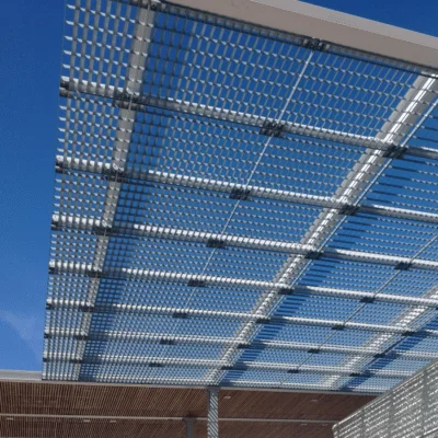 référence réalisation d'un toit avec brise soleil en lames inclinées