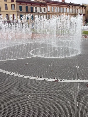 réalisation grilles de fontaire en caillebotis mi fer pour décoration