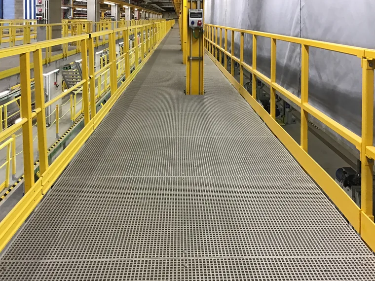 passerelle en caillebotis polyester antidérapant avec garde-corps en PRV
