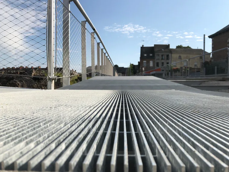 passerelle piétonne en caillebotis à lames débordantes