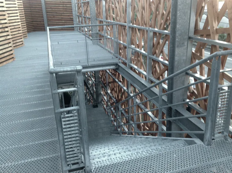 Grilles de sécurité et marches d'escalier
