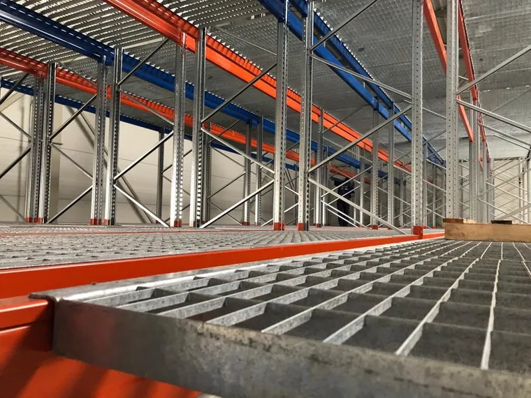 plateaux de rayonnage en caillebotis galvanisé dans un entrepôt logistique