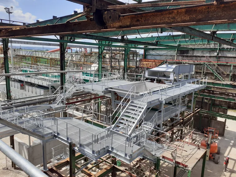 plateforme technique avec escaliers en caillebotis métallique galvanisé sur un site industriel
