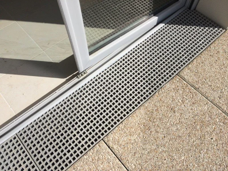 réalisation d'un seuil de porte en caillebotis polyester