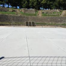 référence réalisation caillebotis polyester plein recouvrant une partie du sol de ce site archéologique