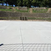 référence réalisation caillebotis polyester plein recouvrant une partie du sol de ce site archéologique