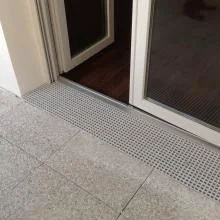 référence réalisation grille gratte pied en caillebotis polyester idéal pour l'accessibilité pmr