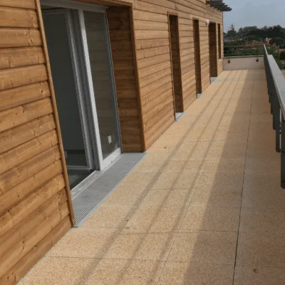 référence réalisation système breveté en polyester avec cornière intégrée pour seuil de porte