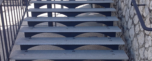 visuel titre réalisation marches d-escalier en caillebotis polyester