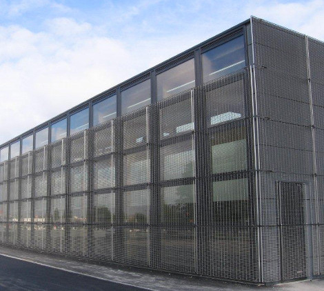 réalisation d'une façade en caillebotis pressé avec alignement de maille architecture moderne