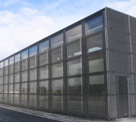 réalisation d'une façade en caillebotis pressé avec alignement de maille architecture moderne