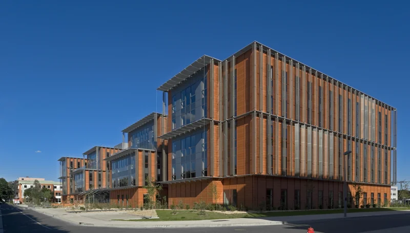 réalisation de brise soleil en caillebotis pressé sur batiment