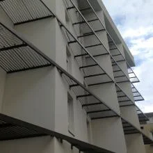 référence réalisation caillebotis pressé brise soleil donnant un effet contemporain à cet immeuble