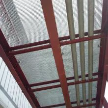 référence réalisation casquette en caillebotis pressé protégeant les usagers de chute d'objet de cet immeuble d'habitation