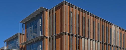 visuel titre réalisation de brise soleil en caillebotis pressé sur batiment