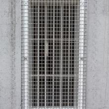 référence réalisation barre métallique électroforgé utilisée pour sa solidité devant une fenêtre de prison