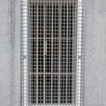 référence réalisation barre métallique électroforgé utilisée pour sa solidité devant une fenêtre de prison