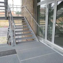 référence réalisation crantage double sur ces marches d-escalier en caillebotis pressé et palier avec dalle podotactile