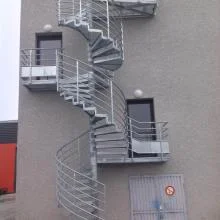 référence réalisation escalier d-accès assemblé par empilage des marches autour du mât