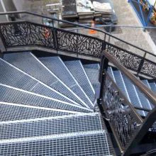 référence réalisation marche d-escalier balancée en caillebotis pressé avec nez antidérapant