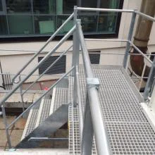 référence réalisation marche d-escalier et cheminement piéton en caillebotis polyester teinté dans la masse