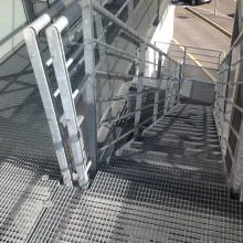 référence réalisation paliers et marches d-escalier avec nez perforés réalisés en caillebotis pressé