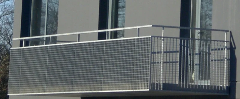 réalisation d'un garde corps avec remplissage en caillebotis électroforgé sur balcon