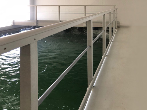 réalisation garde corps polyester anti chute autour bassin de retention