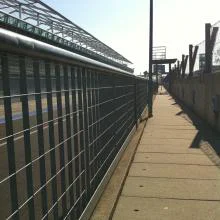 référence réalisation garde corps résistant réalisé en caillebotis électroforgé avec rond lisse sur un circuit automobille