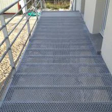 référence réalisation palier réalisé en grilles de sécurité ps perf avec des grandes perforations vers le bas