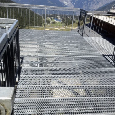 référence réalisation passerelle piétonne en grille de sécurité ps crant avec suface crenélée antidérapante