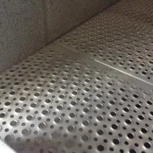 référence réalisation zoom sur les perforations embouties vers le haut de notre grille de sécurité ps off permettant une excellente adhérence