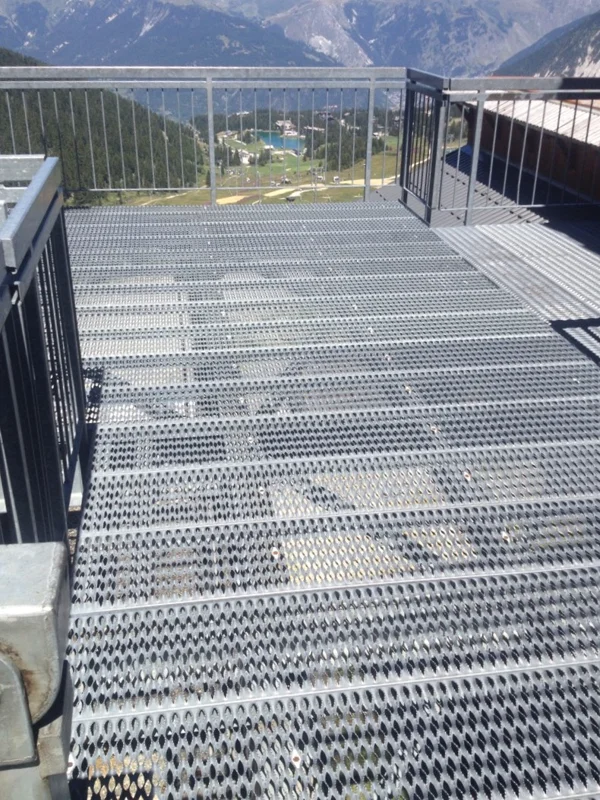 Belvédère réalisé en grilles de sécurité antidérapantes