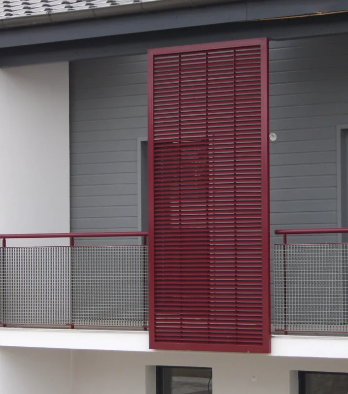 Brise-vue en caillebotis à lames inclinées cassant l’effet voyeurisme