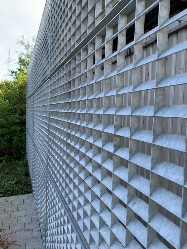 Caillebotis à lames inclinées, une solution esthétique et fonctionnelle pour protéger des regards