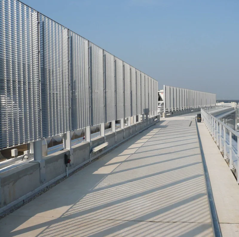 Caillebotis pour clôture en caillebotis à lames inclinées conçu pour dissimuler discrètementles unités de climatisation et de chauffage