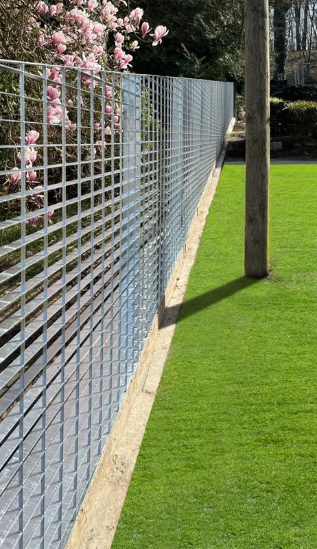 Caillebotis pour clôture résistant aux gibiers chez un particulier