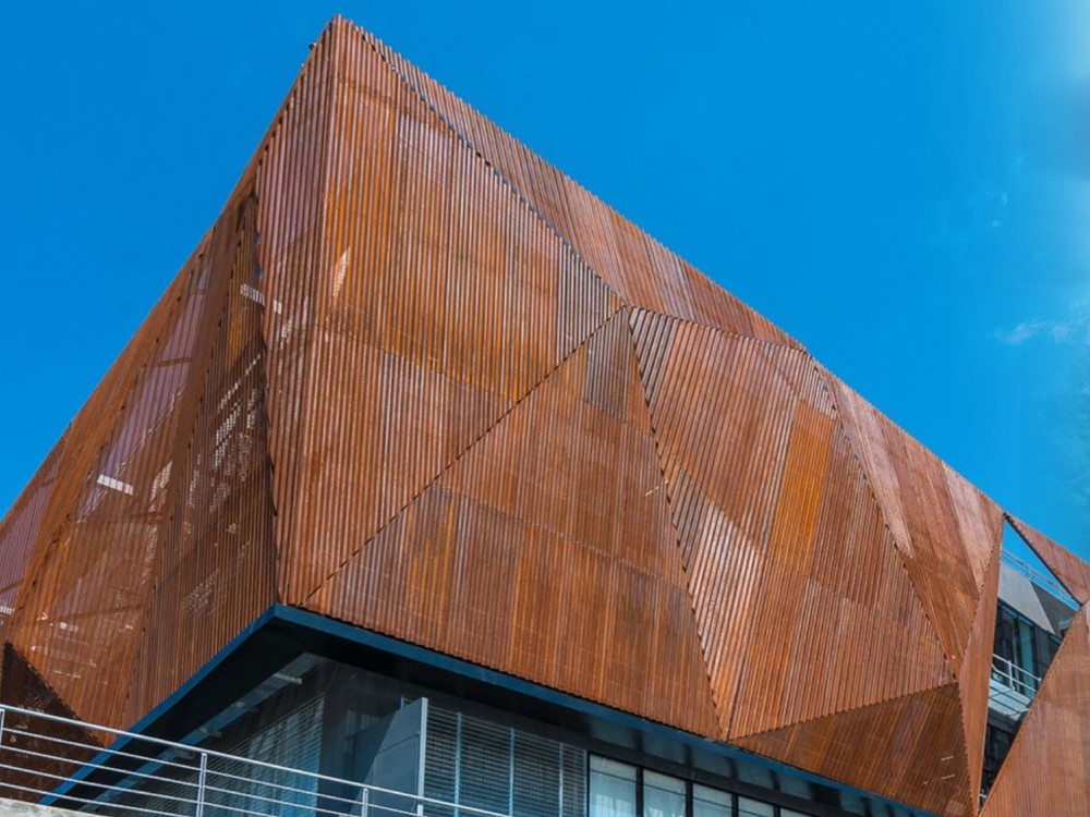 Revêtement de façade en caillebotis pressé Corten offrant une grande liberté dans la conception du bâtiment