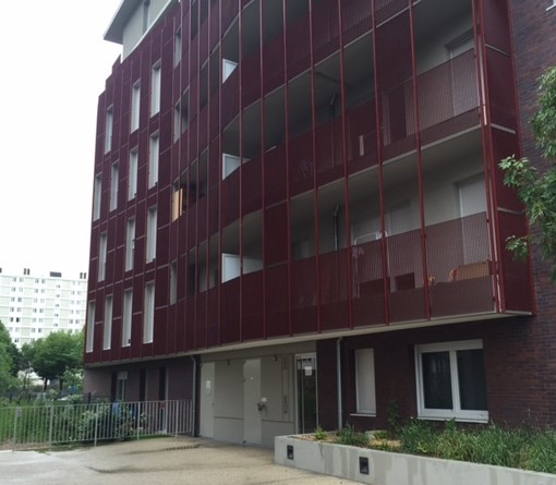 Rénovation d’un bâtiment HLM avec du caillebotis pressé thermolaqué pour une intégration harmonieuse au nouvel ensemble urbain