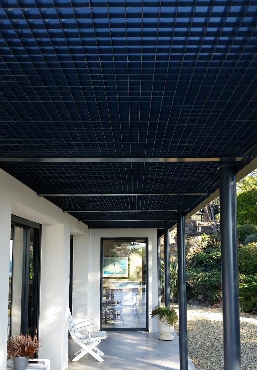 Faux plafond réalisé en caillebotis avec thermolaquage bleu