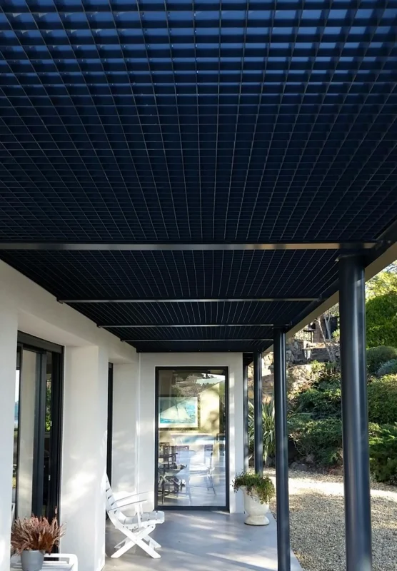 Faux plafond réalisé en caillebotis avec thermolaquage bleu