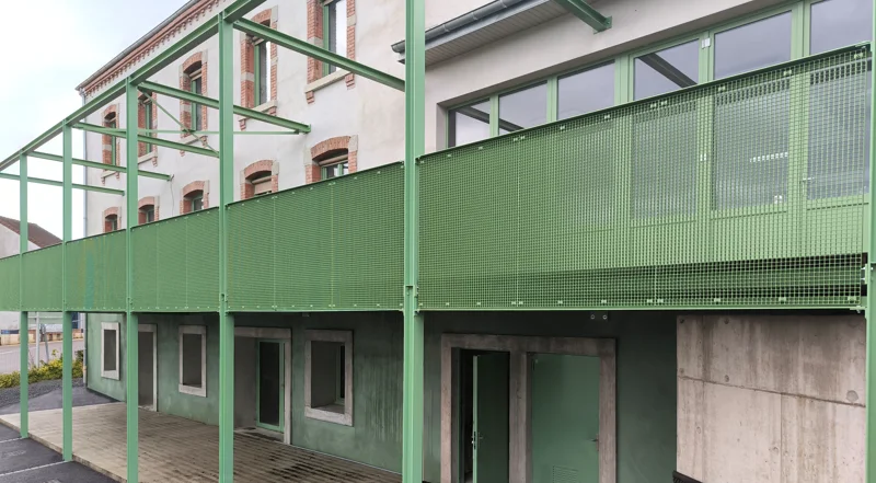 Coloration RAL assortie aux menuiseries existantes, pour une finition harmonieuse et moderne